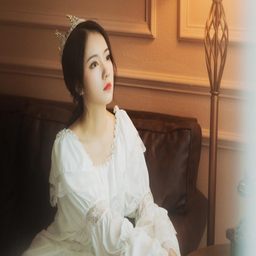 神秘仙子母亲扶着树干的故事：神话背后的启示与现代解读